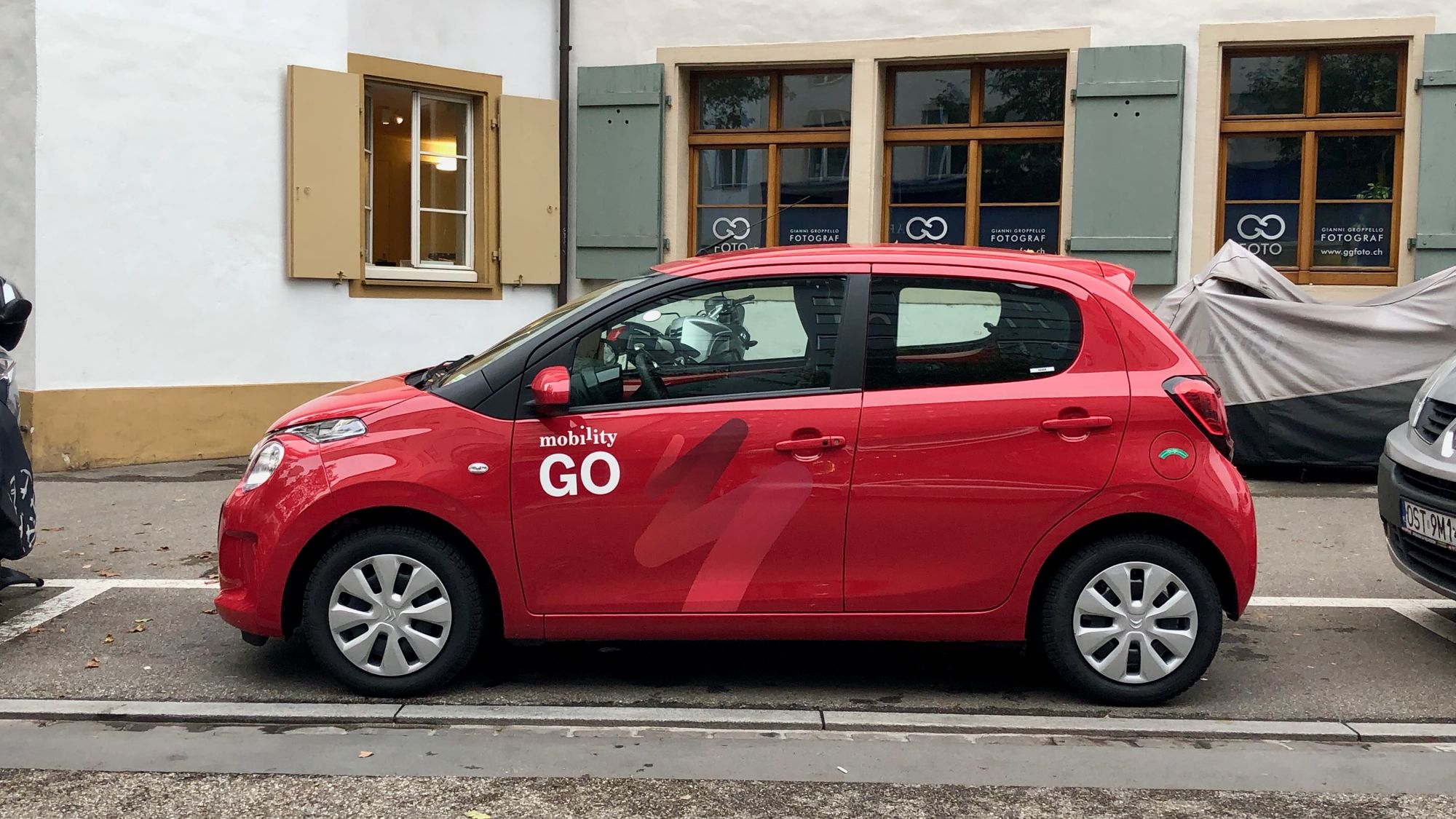 Mobility Go Fahrzeug auf einem Parkplatz in Basel