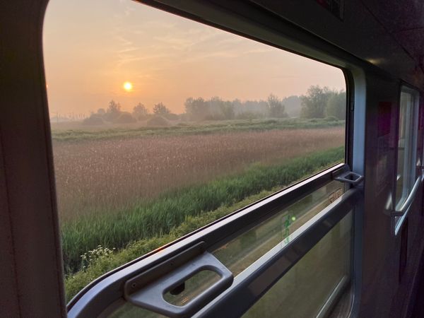 Bild aus dem Fenster eines fahrenden Zugs