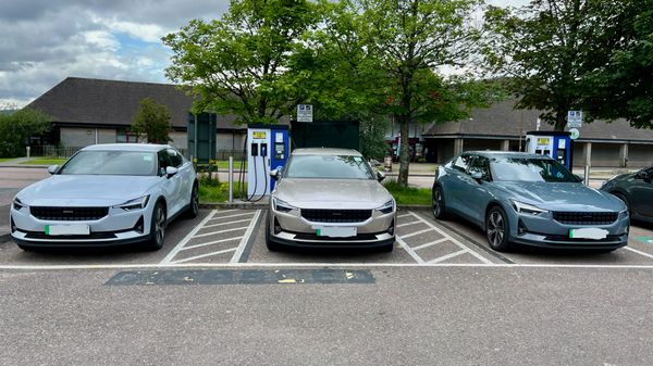 Drei Polestar Elektroautos in Schottland am Aufladen.